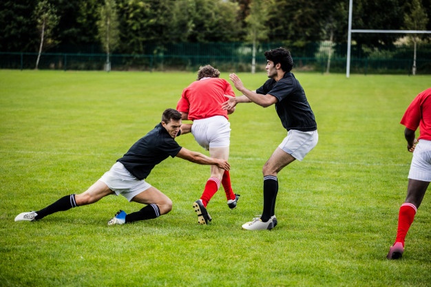 découvrez comment le rugby inspire les coachs de football, en apportant stratégies, esprit d'équipe et résilience pour améliorer la performance sur le terrain.