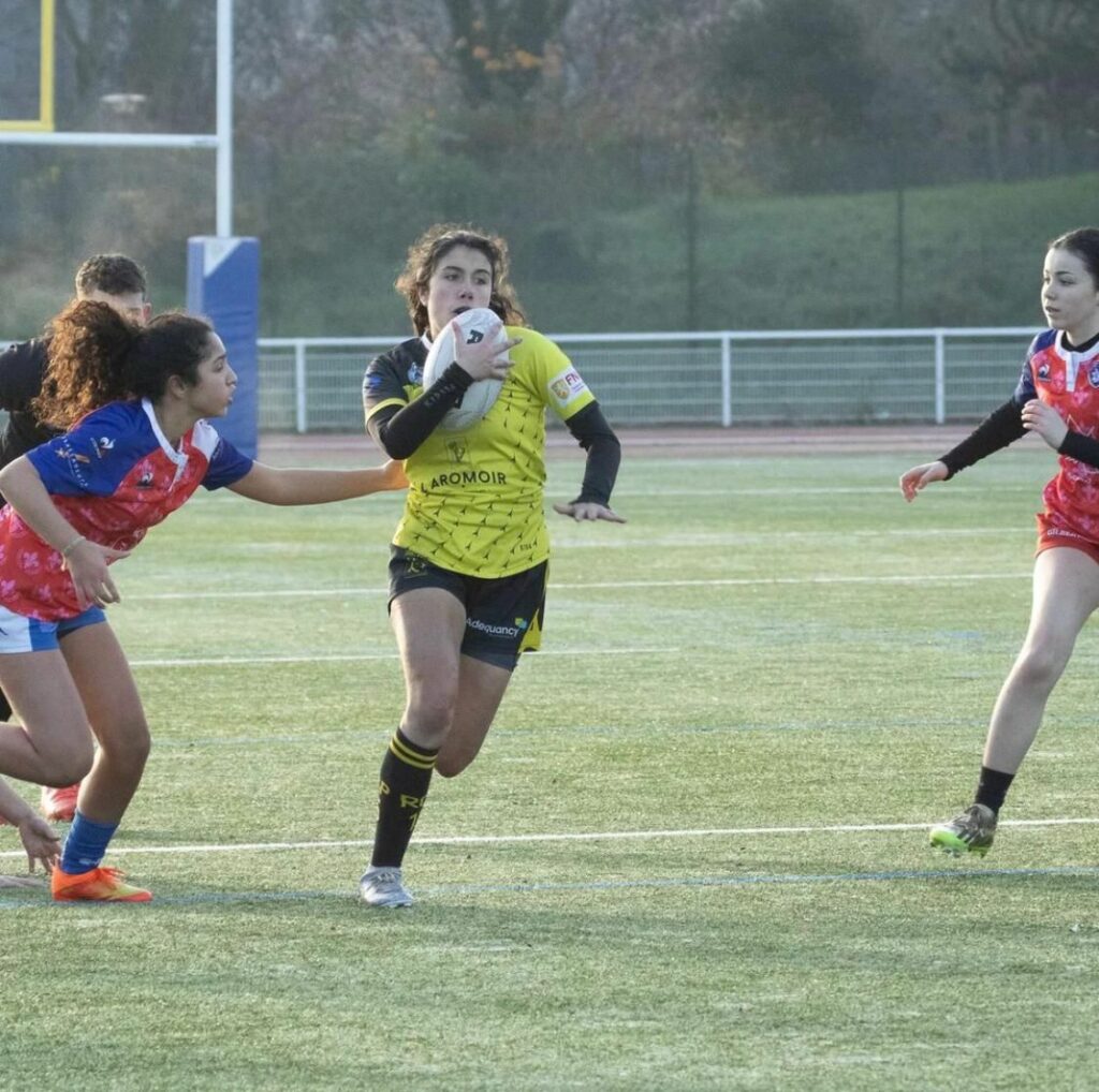 les fédérations de rugby remplacent les équipes féminines traditionnelles par des catégories ouvertes, favorisant ainsi l'inclusion et la diversité dans le sport.