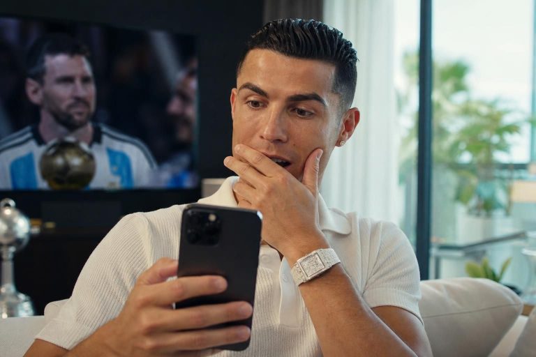 découvrez la réaction de cristiano ronaldo à une publication controversée concernant lionel messi lors de la coupe du monde 2026. analyse et actualités exclusives.