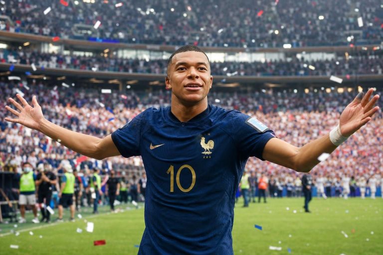 découvrez comment kylian mbappé est devenu le meilleur buteur de l'histoire de la coupe du monde en 2026, établissant un record historique et marquant le football mondial.