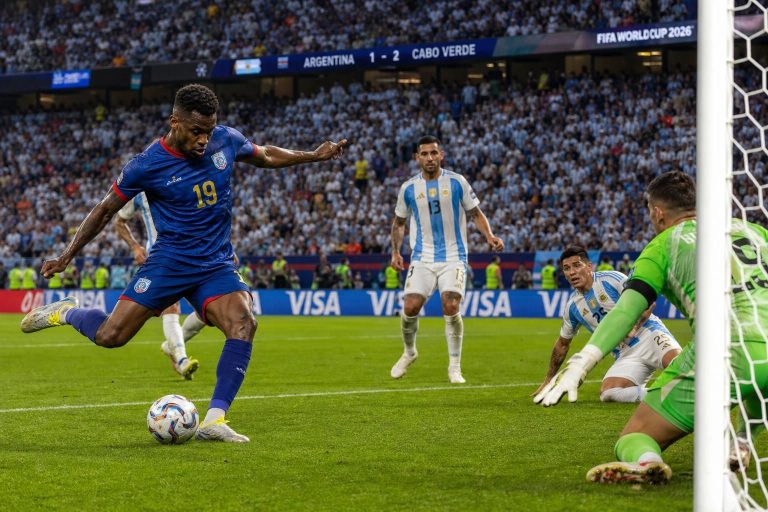 revivez le but spectaculaire du cap-vert contre l'argentine lors du mondial 2026, un moment couronné d'honneur qui a marqué cette rencontre historique.