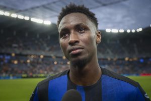 découvrez l'interview d'omar artan, le footballeur somalien, qui parle de sa non-sélection pour la coupe du monde et de cette période de transition lors de la supercoupe d’europe.