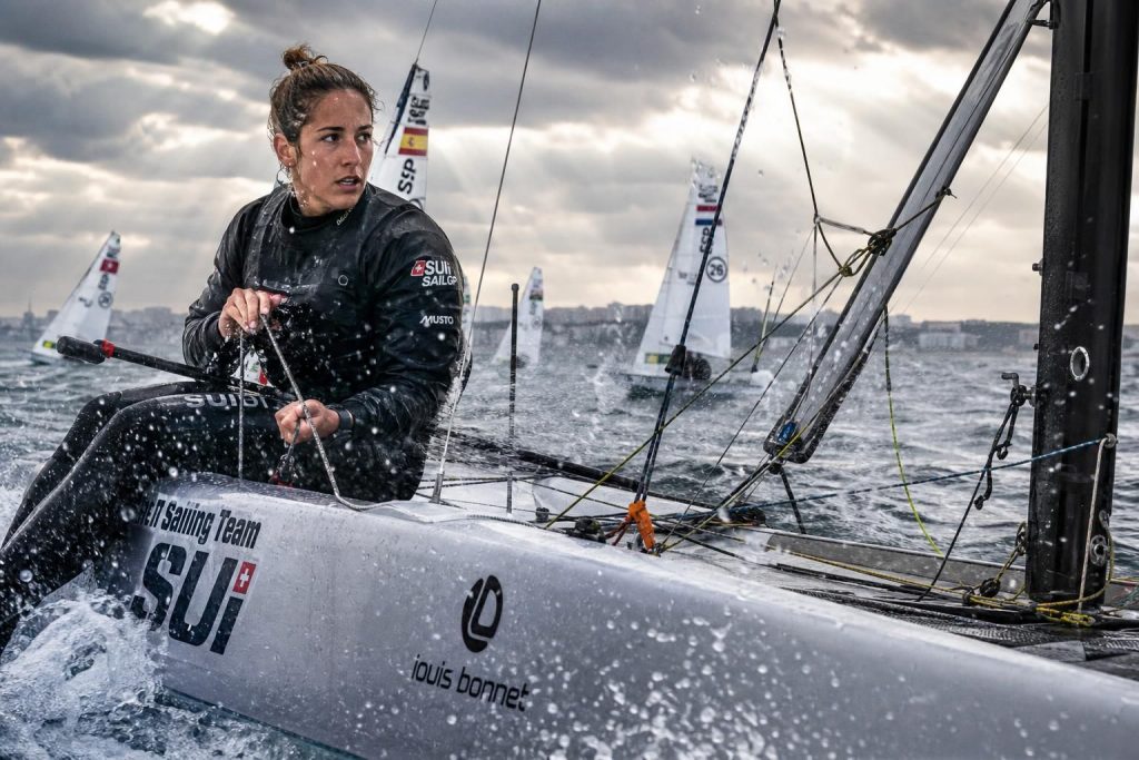 découvrez le récit intense d'aloise retornaz lors d'une étape de la coupe du monde de voile à lo, décrite comme un véritable champ de bataille sur l'eau, mêlant stratégie, adrénaline et compétition acharnée.