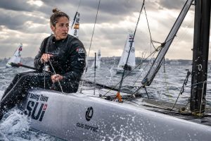 découvrez le récit intense d'aloise retornaz lors d'une étape de la coupe du monde de voile à lo, décrite comme un véritable champ de bataille sur l'eau, mêlant stratégie, adrénaline et compétition acharnée.