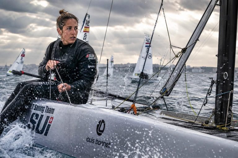 découvrez le récit intense d'aloise retornaz lors d'une étape de la coupe du monde de voile à lo, décrite comme un véritable champ de bataille sur l'eau, mêlant stratégie, adrénaline et compétition acharnée.